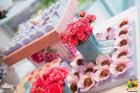 Candy bar de bautizo con flores - mesa de dulces6