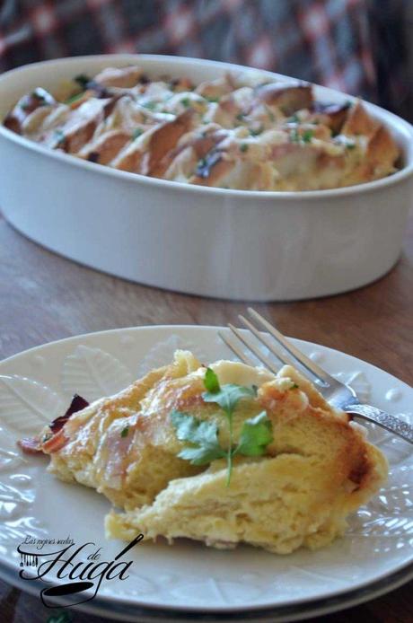 Pan con provolone al horno recien en plato