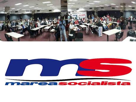 Panorámica de la Conferencia y logo de la Corriente Marea Socialista