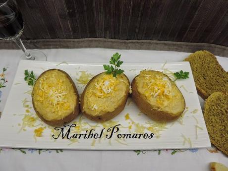 Patatas rellenas de atún, queso y huevo.
