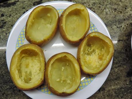 Patatas rellenas de atún, queso y huevo.