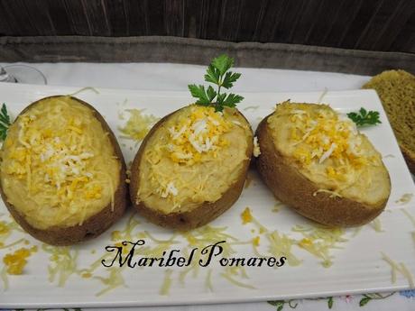 Patatas rellenas de atún, queso y huevo.