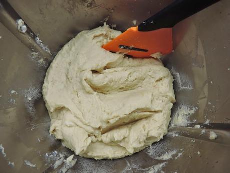 Patatas rellenas de atún, queso y huevo.
