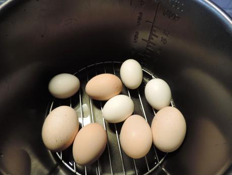 Patatas rellenas de atún, queso y huevo.
