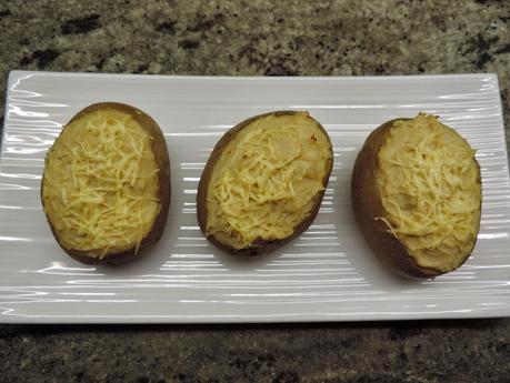 Patatas rellenas de atún, queso y huevo.