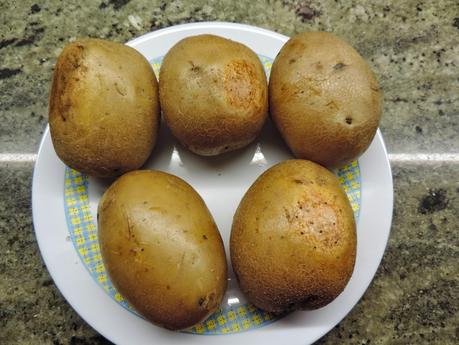 Patatas rellenas de atún, queso y huevo.