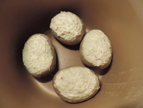 Patatas rellenas de atún, queso y huevo.