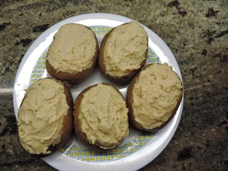 Patatas rellenas de atún, queso y huevo.