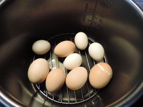 Patatas rellenas de atún, queso y huevo.