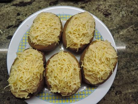 Patatas rellenas de atún, queso y huevo.