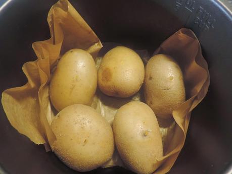Patatas rellenas de atún, queso y huevo.