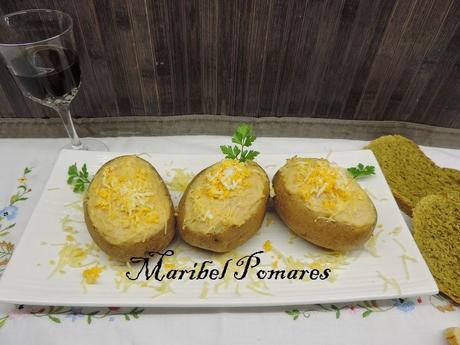 Patatas rellenas de atún, queso y huevo.