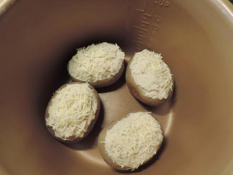 Patatas rellenas de atún, queso y huevo.