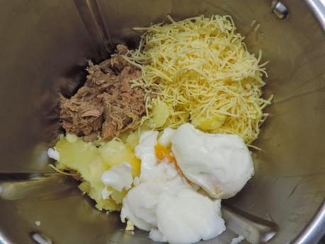 Patatas rellenas de atún, queso y huevo.