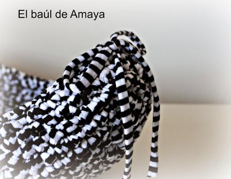 CESTO DE TRAPILLO OVALADO EN BLANCO Y NEGRO