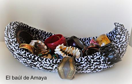 CESTO DE TRAPILLO OVALADO EN BLANCO Y NEGRO