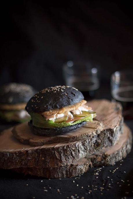 Panecillos de hamburguesa de pan negro (tinta de calamar)