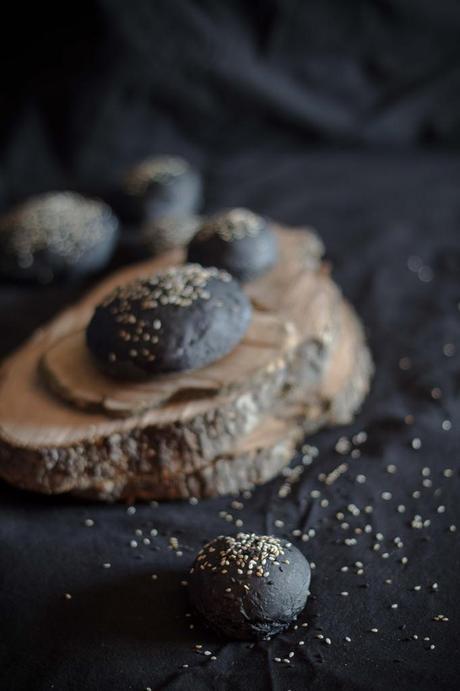 Panecillos de hamburguesa de pan negro (tinta de calamar)