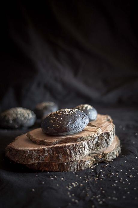 Panecillos de hamburguesa de pan negro (tinta de calamar)