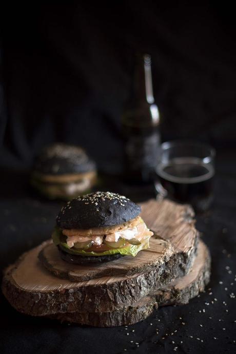 Panecillos de hamburguesa de pan negro (tinta de calamar)