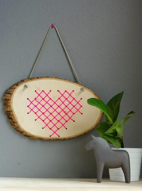 Corazón de punto de cruz sobre madera