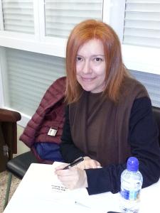 La autora firmando los libros a los alumnos. Realizada por la profesora del C.P. Primo de Rivera