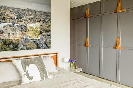 Decoración modernista con toques étnicos en una casa impresionante