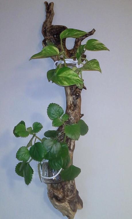 Candelabro-macetero reciclando materiales