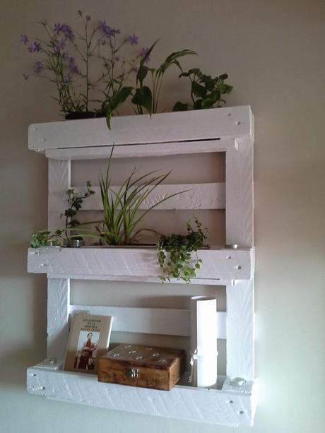 Palé convertido en macetero colgante Palé convertido en macetero colgante