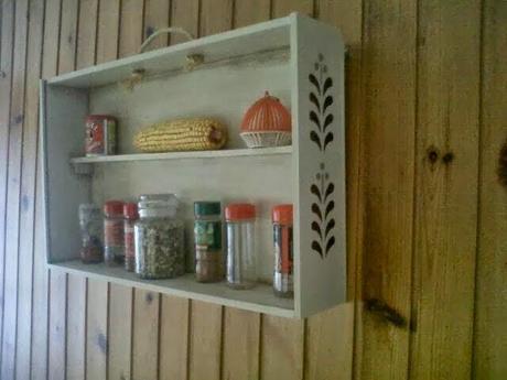 Caja de botellas convertida en especiero