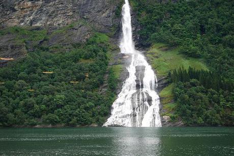 Fiordos Noruegos (Imagen propiedad de elpachinko.com) Salto de agua desde el crucero Hurtigruten
