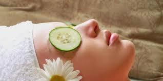 TRUCOS DE BELLEZA CON PEPINO TRUCOS DE BELLEZA CON PEPINO