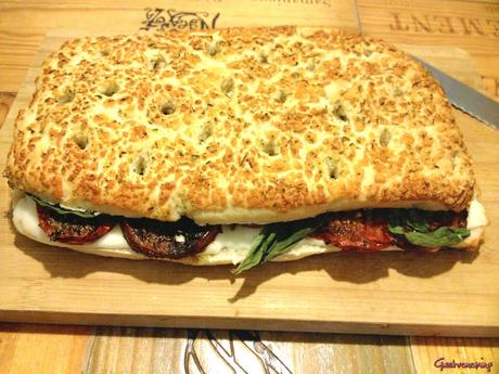 Focaccia caprese de tomates asados