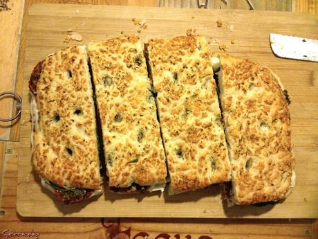 Focaccia caprese de tomates asados