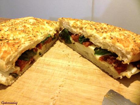 Focaccia caprese de tomates asados