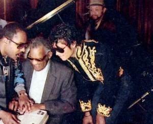 Fotografía de 1985 durante la grabación del tema We Are The World con; Stevie Wonder, Ray Charles, Michael Jackson