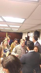 Momento en que Martin Stendal queda libre y celebra con sus allegados