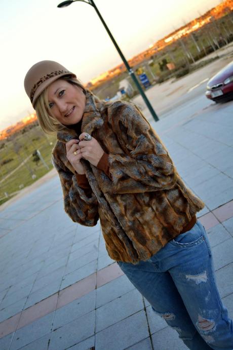 Fluffy coat, animal print and ripped jeans. Retro hat.
