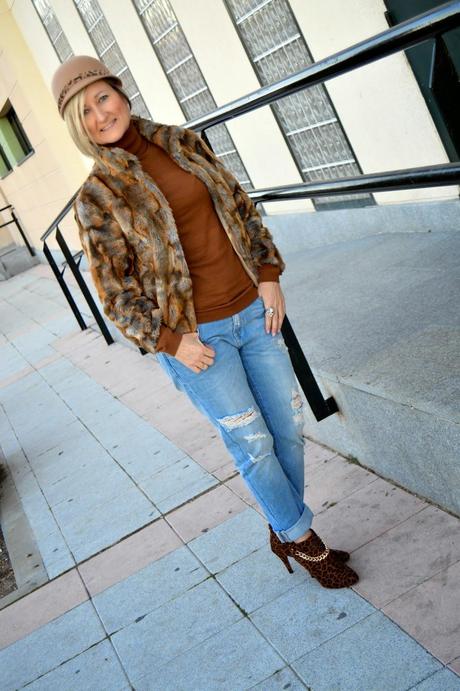 Fluffy coat, animal print and ripped jeans. Retro hat.