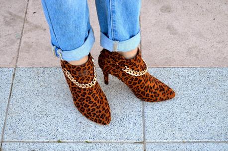 Fluffy coat, animal print and ripped jeans. Retro hat.