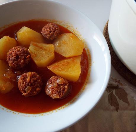 PATATAS GUISADAS CON CHORIZO PATATAS GUISADAS CON CHORIZO
