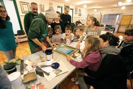 Ri.Qua Venecia: bancos, camisetas y flores de papel en busca de la identidad local Ri.Qua Serigrafia