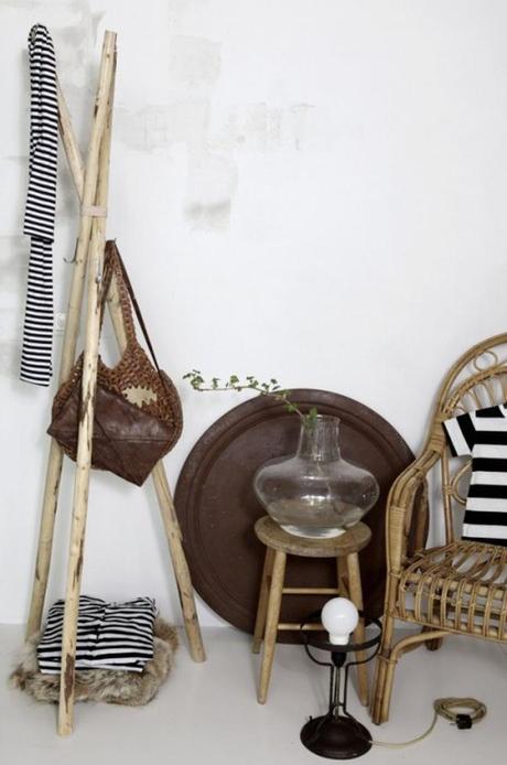 Decoración rústica con olgador de abrigos y chaquetas hecho con palos de madera