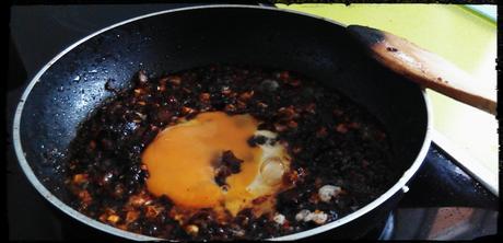 REVUELTO DE MORCILLA CON PIMIENTOS ROJOS