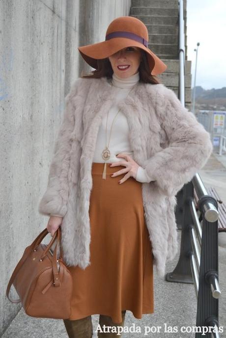 FALDA MIDI Y ABRIGO DE PELO