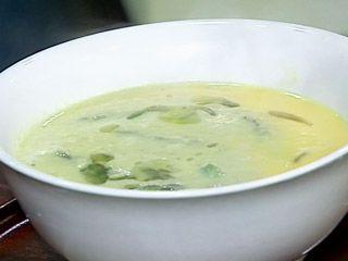 Sopa de alcaparras con salsa de aceitunas negras