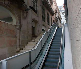 El gobierno vigués rechaza adaptar para sillas de ruedas las escaleras mecánicas instaladas en la Porta do Sol El gobierno vigués rechaza adaptar para sillas de ruedas las escaleras mecánicas instaladas en la Porta do Sol