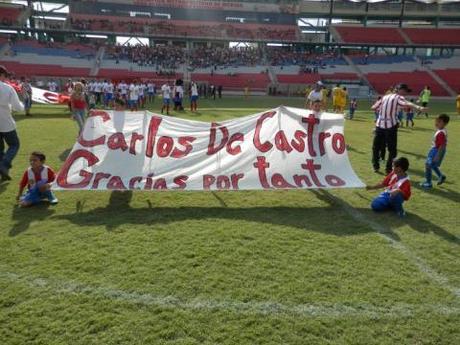 Estudiantes le dedica victoria a Carlos de Castro