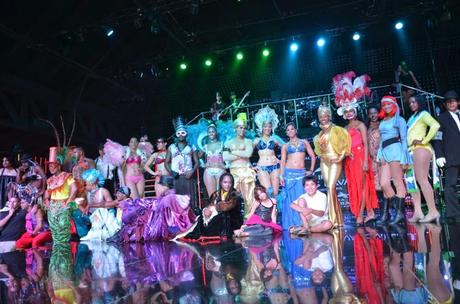 Celebra su tradicional noche de carnaval dominicano