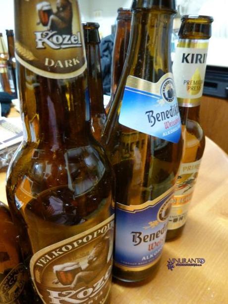 Detalle cuello de cerveza Kozel y Benediktiner.
